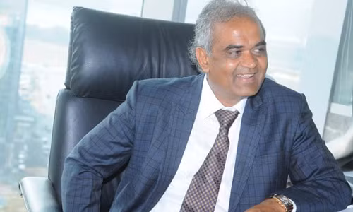 Dai gia An Do tang xe hoi cho 1.200 nhan vien la ai?