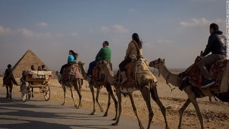 Đứng thứ hai trong danh sách 10 quốc gia có tốc độ tăng trưởng du lịch nhanh nhất thế giới là Ai Cập. Lượng khách quốc tế đến Ai Cập tăng 51% so với năm 2016. Cưỡi lạc đà, thăm thú các kim thự tháp là một trong những điểm nhấn thú vị khi đến Ai Cập du lịch.