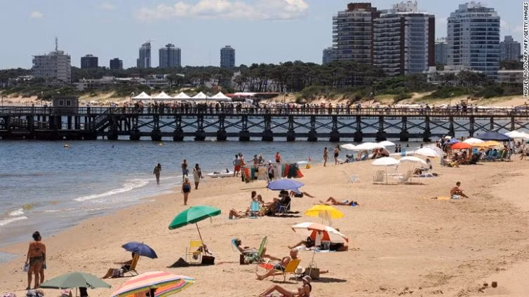 Đứng thứ 7 là Uruguay với tốc độ tăng trưởng du lịch mạnh, tăng 30,2% so với năm ngoái.