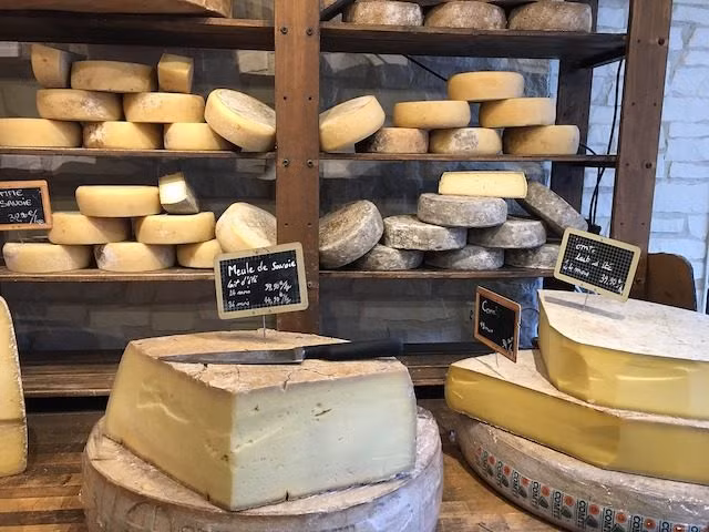 Một nỗi sợ kỳ lạ khác ám ảnh một số người là nỗi sợ pho mát. Cụ thể, những người bị bệnh Turophobia thường liên hệ pho mát với một ký ức nào đó gây tổn thương. Những người mắc phải căn bệnh sợ pho mát này thường bỏ chạy ngay cả khi nhìn thấy một lát pho mát.