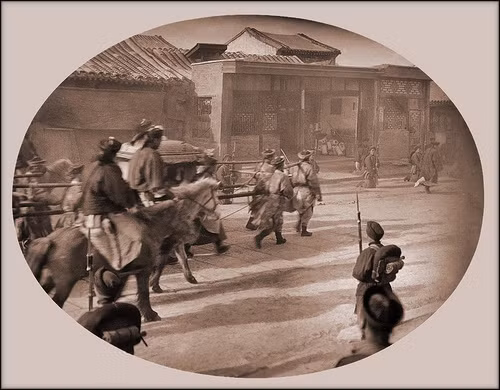 Đoàn hộ tống của một người có địa vị cao trong xã hội Trung Quốc thời xưa.