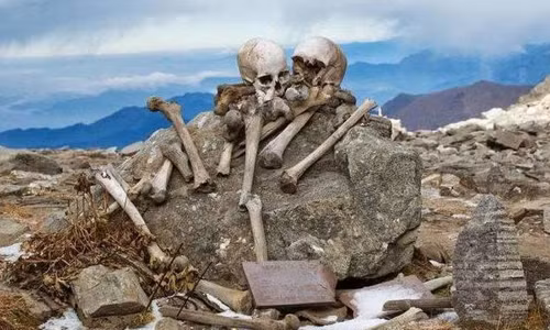 Tuy nhiên, sau khi tiến hành các kiểm tra, giới khoa học phát hiện ra những bộ xương này có từ năm 850 TCN.