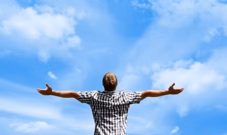 Nhiều triết lý về cuộc sống, con người của thiền sư Thích Nhất Hạnh nhận được sự chú ý lớn. Có thể kể đến như: Mỗi người đều từng trải qua thời gian khó buông bỏ được sự đau khổ. Trong số những nỗi sợ hãi mơ hồ, họ cam chịu đau khổ vì đã quen với điều đó.