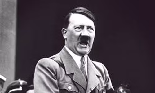 Nhà độc tài Hitler còn gây ra hàng loạt tội ác khủng khiếp khác, đặc biệt là đưa nước Đức vào Chiến tranh thế giới 2 - một trong những cuộc chiến đẫm máu và thương vong nhất lịch sử nhân loại.