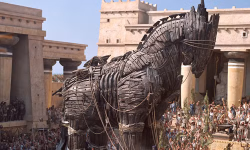 Kho báu bí ẩn ở thành Troy. Thành Troy được nhà khảo cổ học Heinrich Schliemann khám phá ra và được cho là có thể nằm trên ngọn đồi Hisarlik ở Thổ Nhĩ Kỹ. Tuy nhiên, những cộng sự của Scheliemann nghi ngờ khám phá này và cho rằng ông là một thợ săn tìm kho báu.