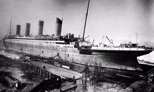 Giả thuyết đầu tiên là có một con tàu mang tên Olympic được thiết kế giống hệt Titanic. Điểm khác biệt giữa 2 con tàu là Olympic được xây dựng trước Titanic 1 năm. Tàu Olympic nhanh chóng bị hư hỏng nhưng không có tiền bảo hiểm để sửa chữa. Vì vậy, để trả các khoản phí thiệt hại, công ty vận tải White Star Line đã quyết định tạo dựng một vụ tai nạn giả để nhận tiền bảo hiểm.