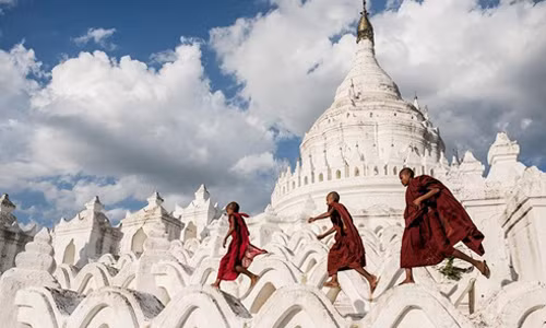 Các nhà sư nhí vô tư chơi đùa ở chùa Hsinbyume. Ngôi chùa này do Vua Bagyidaw xây dựng để tưởng nhớ người vợ yêu dấu của mình vào năm 1816. Ảnh: Carbajo Rodriguez/Bloomberg.