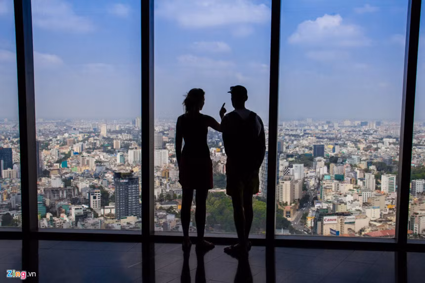 Ngắm thành phố từ trên cao: Du khách có thể lên đài quan sát Saigon Skydeck ở tầng 50 tháp Bitexco để ngắm nhìn toàn cảnh TP.HCM.