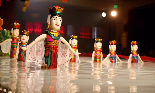 Xem múa rối nước: Bạn có thể ngắm nhìn những con rối nước linh hoạt trên sân khấu nước ở nhà hát Rồng Vàng. Các buổi diễn dài 50 phút được thực hiện hàng ngày từ 17h đến 18h30, với giá vé khoảng 230.000 đồng.