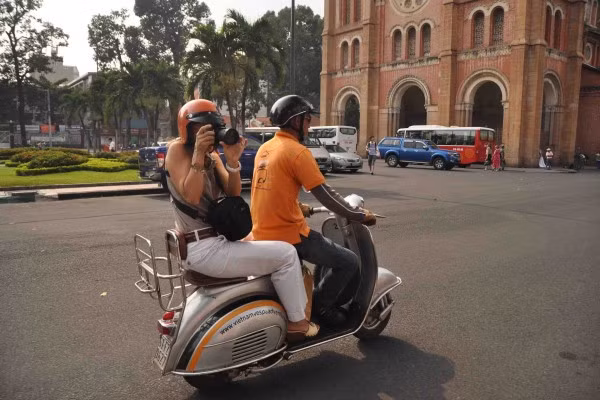 Dạo chơi bằng xe máy: Xe máy là phương tiện chủ yếu ở TP.HCM. Một trong những trải nghiệm tuyệt vời nhất là dạo chơi thành phố bằng xe máy. Tuy nhiên, bạn không nên thuê xe và tự lái nếu chưa ở đây lâu. Tốt nhất, bạn nên mua các tour tham quan thành phố với hướng dẫn viên chuyên nghiệp.