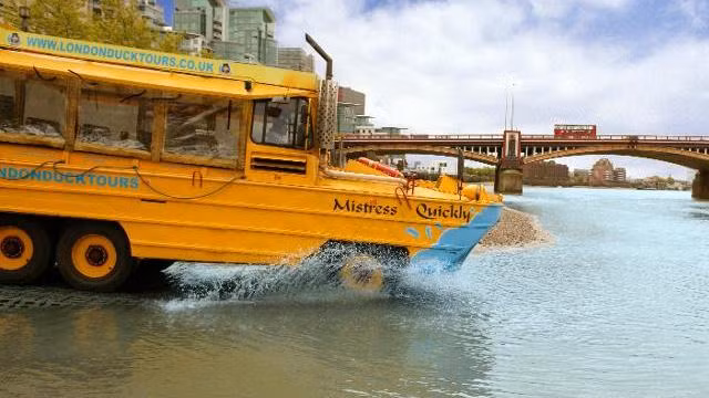 Tại Anh, dịch vụ xe bus chạy dưới nước có tên London Duck Tours, sử dụng những mẫu xe buýt hình chú vịt chạy trên sông Thames.