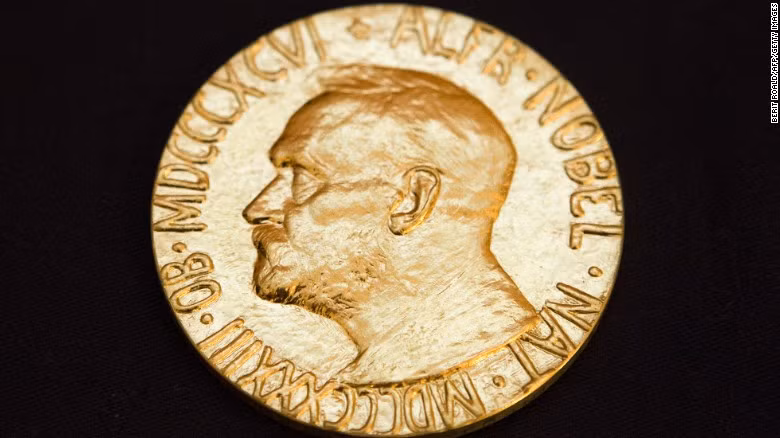 Nhà khoa học và nhà phát minh nổi tiếng người Thụy Điển Alfred Nobel là người khai sinh ra giải thưởng Nobel trong 4 lĩnh vực gồm: y học, hóa học, văn học và hòa bình. 5 năm sau khi Alfred Nobel qua đời, các giải thưởng Nobel được trao lần đầu tiên vào năm 1901.