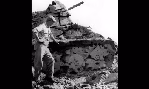 Cận cảnh một cỗ xe tăng dỏm của Nhật Bản ở Iwo Jima. Bức ảnh này được quân đồng minh chụp vào tháng 3/1945.