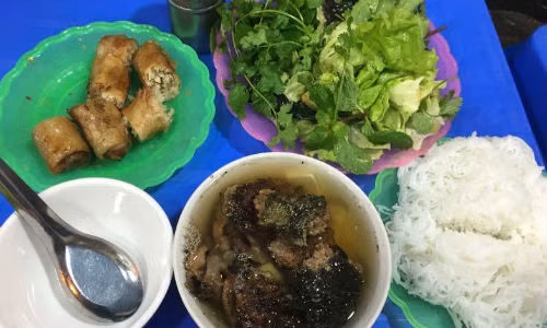 Theo CNN, bún chả là một trong 10 món ngon mùa hè nổi tiếng thế giới. Vào mùa hè, bún chả trở thành món ăn yêu thích của nhiều người với thịt nướng và salad (dưa góp, rau sống). Phố cổ Hà Nội là một trong những địa điểm lý tưởng nhất để thưởng thức món ăn hấp dẫn này.