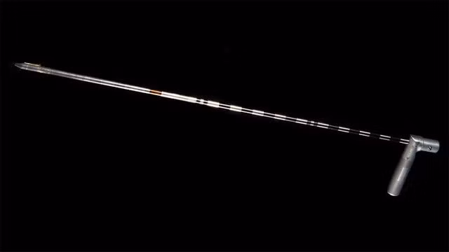 Thiết bị đâm xuyên. Ít ai ngờ rằng, vật dụng trông đơn giản thế này lại có khả năng đo lường độ cứng, xác định mức độ xuyên thẩm trên tầng địa chất mặt trăng. Ngoài ra, nó còn là một vũ khí phòng vệ rất tốt có khả năng đâm xuyên mạnh mẽ. Nguồn ảnh: Google.