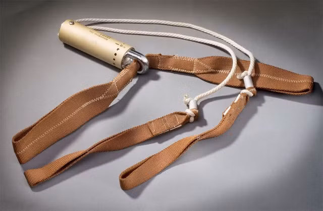 Dụng cụ tập thể thao Apollo. Bộ dụng cụ thể thao này được các phi hành gia tàu Apollo 11 dùng để tập luyện thể thao và có thể dùng như một súng bắn cao su, dây thừng thắt, hỗ trợ trong mọi tình huống xảy ra nhé. Nguồn ảnh: Google.