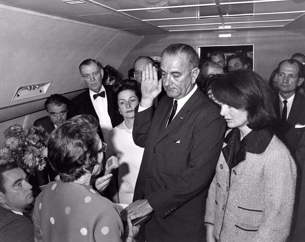 Hơn 1 giờ sau khi Tổng thống Kennedy bị ám sát và qua đời, Phó Tổng thống Mỹ Lyndon B. Johnson khi ấy đã tuyên thệ nhậm chức Tổng thống Mỹ. Ông Johnson trở thành người kế nhiệm ông Kennedy, ngay trong chiếc Không lực 1 đỗ ở Dallas.