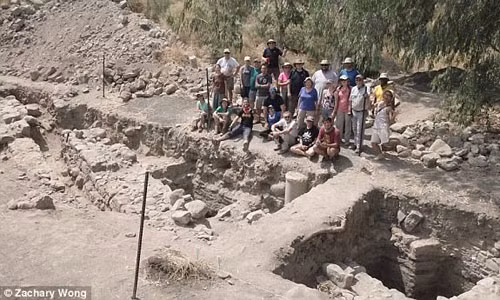 Một nhóm nhà khảo cổ học Israel và Mỹ mới cho hay nhiều khả năng đã tìm thấy quê nhà của Thánh Peter, Thánh Andrew và Thánh Philip gần biển Galille, còn được gọi là hồ Tiberias, ở phía bắc Israel. Tiến sĩ Mordechai Aviam của Viện Khảo cổ học Galilee Kinneret cho biết địa điểm khảo cổ mới có thể là thành phố Julias mất tích lâu nay của La Mã.