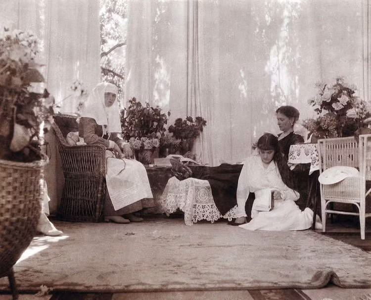 Hoàng hậu Alexandra dành thời gian bên 2 con gái - công chúa Olga và Anastasia năm 1916.