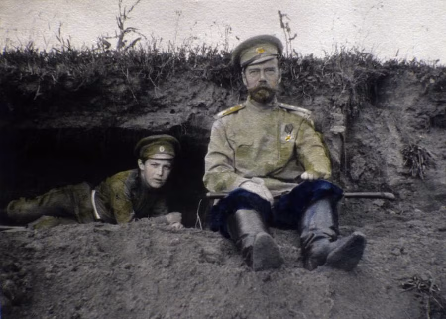 Sa hoàng Nicholas II bên con trai - hoàng tử Alexei.