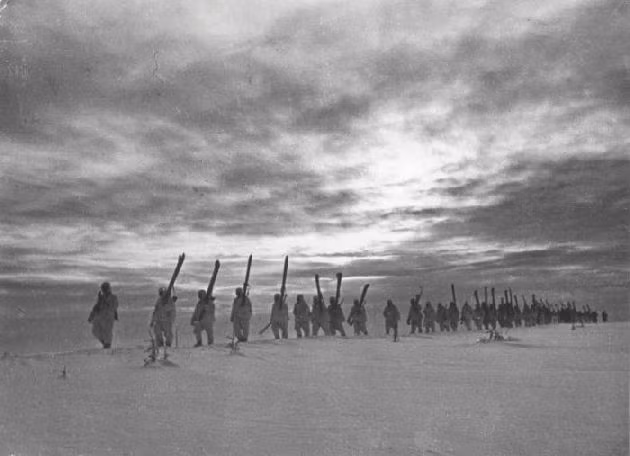 Người lính Liên Xô hành quân qua con đường tuyết phủ trắng xóa.