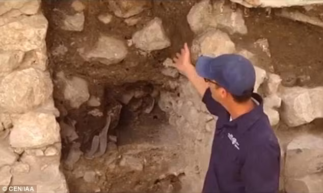 Hàng chục chiếc bình dùng để chứa ngũ cốc và chất lỏng - nhiều chiếc trong số đó được đóng dấu cũng được các chuyên gia khai quật lên.