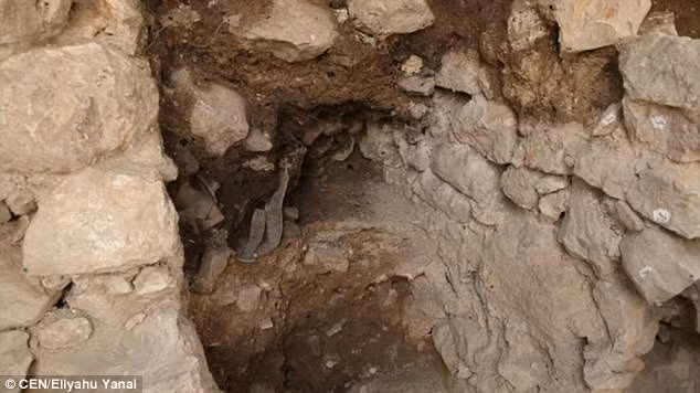 Phát hiện trên còn được xác nhận bằng việc sự kiện này được miêu tả trong Kinh Thánh, trong đó có đề cập đến việc người Babylon "thiêu rụi tất cả các ngôi nhà ở Jerusalem".