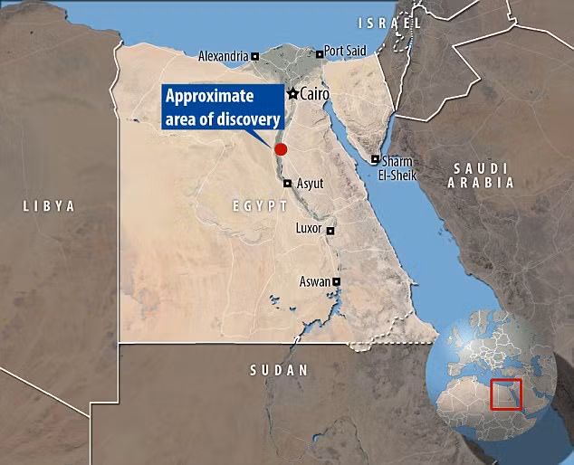 Một trong ba ngôi mộ được phát hiện ở nghĩa trang trên chứa 4 quan tài đá. Mỗi chiếc quan tài đều tạc hình mặt người. Một ngôi mộ khác chứa phần còn lại của 2 quan tài đá và 6 huyệt chôn chất, bao gồm một huyệt để "chôn cất một đứa trẻ nhỏ".