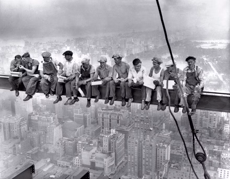 Nhiếp ảnh gia Charles C. Ebbets gây chú ý với bức ảnh làm "đứng tim" người xem có tên "Lunch atop a Skyscraper" chụp từ năm 1932. Bức ảnh đã ghi lại cảnh ăn trưa vắt vẻo trên tòa nhà chọc trời GE, tại trung tâm Rockefeller Center, New York của 11 công nhân xây dựng.