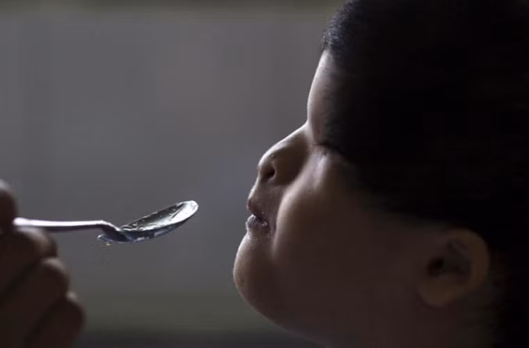 Tran Huynh Thuong Sinh, 12 tuổi, được chăm sóc tại làng Hòa Bình, bệnh viện Từ Dũ, TP. HCM. Bố mẹ và ông nội của Sinh đều bị phơi nhiễm chất độc da cam/dioxin. Chính vì vậy, Sinh chào đời với những khuyết tật ở mắt và nhiều vấn đề về sức khỏe.