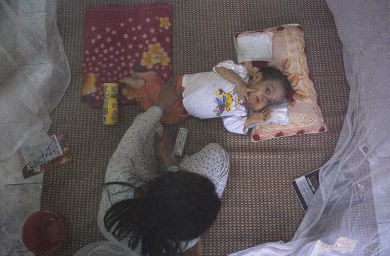 Nguyen Van Tuan Tu, 7 tuổi, có cha làm việc tại sân bay quốc tế Đà Nẵng năm 1997. Do không biết ảnh hưởng của chất độc da cam/dioxin mà Mỹ rải xuống Việt Nam trong chiến tranh nên cha của Tu đã bắt cá, ốc... ở sông hồ bị phơi nhiễm chất độc nguy hiểm này. Chính vì vậy, Tu sinh năm 2008 mang hình hình dị tật do cha mẹ phơi nhiễm chất độc da cam/dioxin. Chỉ có người chị gái của Tu là khỏe mạnh do chào đời từ năm 1995 - thời điểm trước khi cha của Tu làm việc ở sân bay Đà Nẵng.