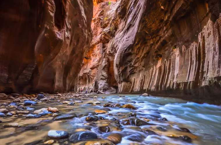 Cung đường The Narrows tuyệt đẹp ở Utah, Mỹ hấp dẫn những phượt thủ và nhiếp ảnh gia.