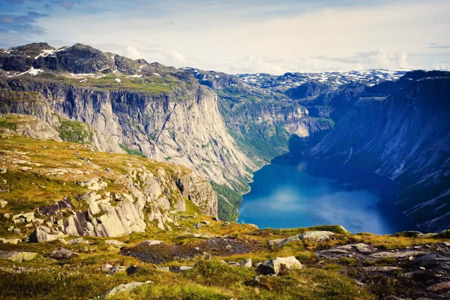 Là vịnh lớn thứ ba thế giới, Hardangerfjord ở Na Uy nổi tiếng với những kỳ quan thiên nhiên như thác nước Voringsfossen.