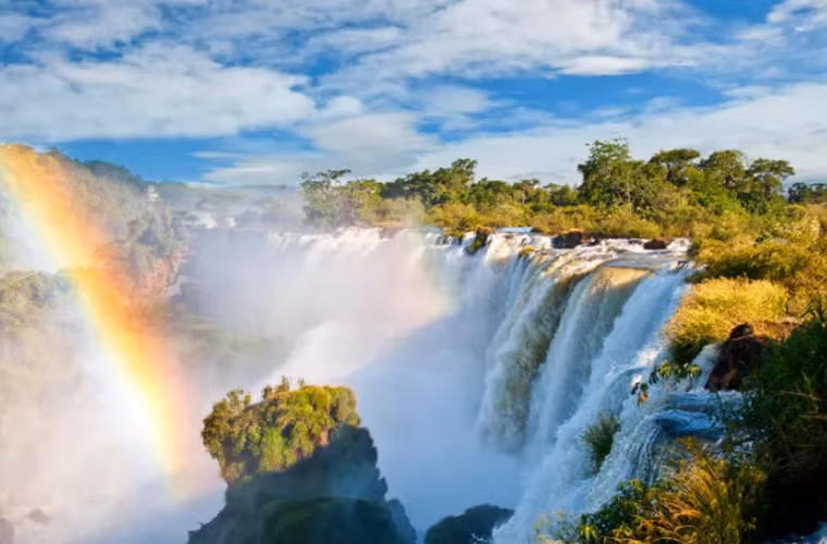 Thác Iguazu nằm ở biên giới giữa Argentina và Brazil là điểm đến nổi tiếng thế giới với cảnh quan ngoạn mục.