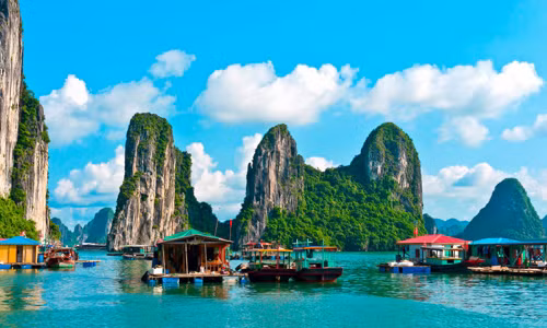 Những làng chài trên vịnh Hạ Long, Việt Nam hấp dẫn du khách trong và ngoài nước. Đây là một trong số 15 điểm đến hấp dẫn nhất thế giới mà du khách nên đến một lần trong đời.