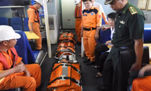 Dua 2 ngu dan gap nan tren bien vao bo cap cuu