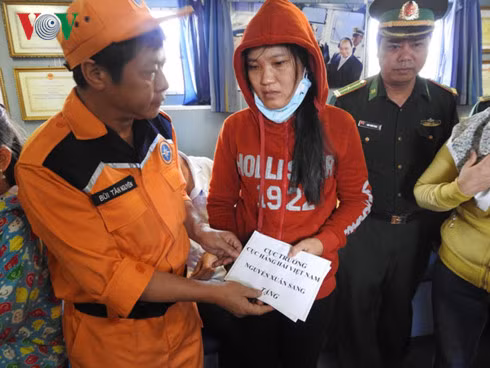 Dua 2 ngu dan gap nan tren bien vao bo cap cuu-Hinh-2