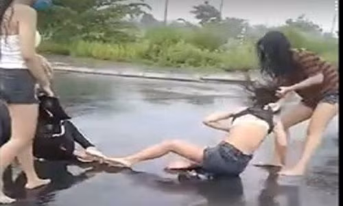 Nu sinh Da Nang bi danh hoi dong vi mau thuan yeu duong