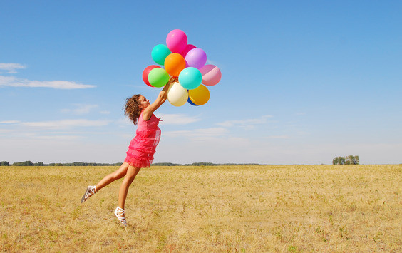 "Con người đau khổ vì họ mắc kẹt trong quan điểm. Chỉ khi nào chúng ta giải phóng được những quan điểm đó, chúng ta mới thực sự tự do và không còn khổ đau'', thiền sư Thích Nhất Hạnh nói.