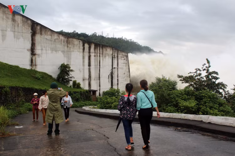 Nhiều người đã đến để tận mắt chứng kiến thủy điện xả lũ.
