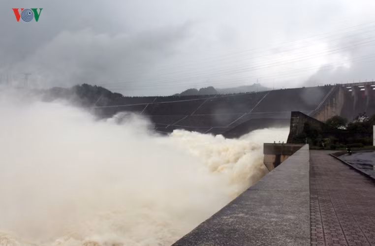 Nhiều năm qua hồ Hòa Bình mới mở cửa xả đáy trở lại.