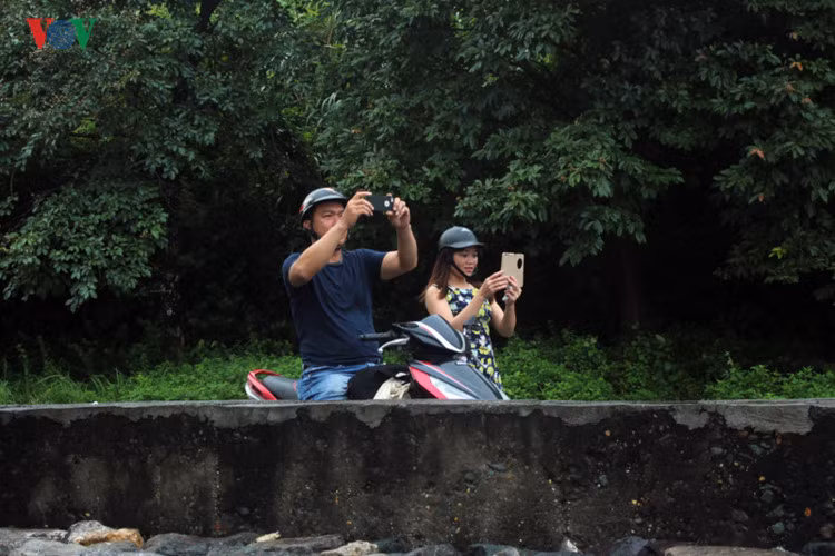 Một số người tranh thủ ghi lại khoảnh khắc...