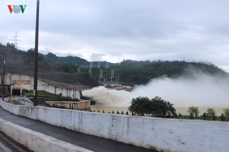 Những ngày tới tùy theo diễn biến của mưa lũ thượng nguồn có thể mở thêm cửa xả đáy.
