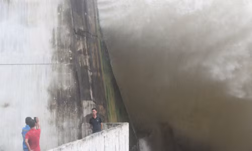 Tranh thủ chụp hình bên thác nước bất chấp nguy hiểm.