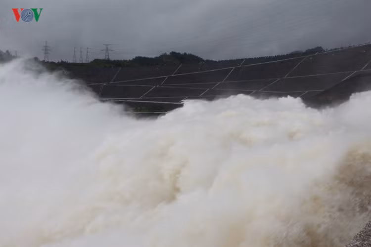 Nước từ lòng hồ Hòa Bình qua cửa xả đáy tạo thành thác nước đổ xuống sông Đà tạo nên sự kỳ vĩ khác thường.