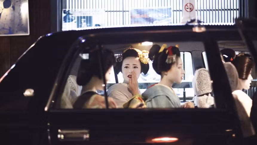 Một nhóm các maiko vui vẻ trò chuyện trong taxi trên đường tới gặp khách hàng. Được chụp tại khu phố Gion của Kyoto, các bức ảnh ghi lại khoảnh khắc đời thường của những geisha tập sự. Marinig cho biết các maiko luôn cư xử như thể "họ luôn ở trên sân khấu, ngay cả khi đi trên đường". Bởi vậy, mục tiêu của ông là ghi lại những hình ảnh tự nhiên và chân thật nhất về cuộc sống của họ.