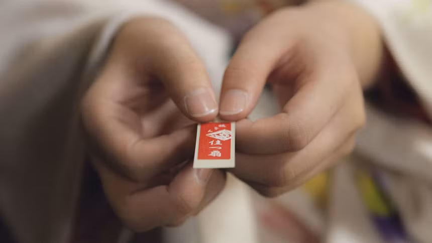 Các maiko trẻ tuổi được đào tạo ít nhất 5 năm trước khi chính thức trở thành geisha. Họ phải trải qua thời gian đào tạo nghiêm ngặt về các môn truyền thống của Nhật Bản như trà đạo, cắm hoa và chơi nhạc cụ.