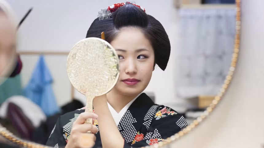 Thế giới của các geisha và maiko vốn rất kín đáo nên nhiếp ảnh gia người Pháp đã mất nhiều công sức để tiếp cận nhưng ông không ngại điều này. Marinig cho biết ông đã mất 4 năm và 10 lần đi tới Kyoto để hoàn thành cuốn sách .