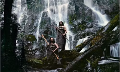 Sau khi tiêu diệt kẻ thù, những người Maori sẽ cẩn thận bảo vệ những chiếc đầu của kẻ thù trước khi đem đi hun khói. Chúng được coi như minh chứng cho sức mạnh, một danh hiệu thể hiện niềm tự hào của chiến binh người Maori.