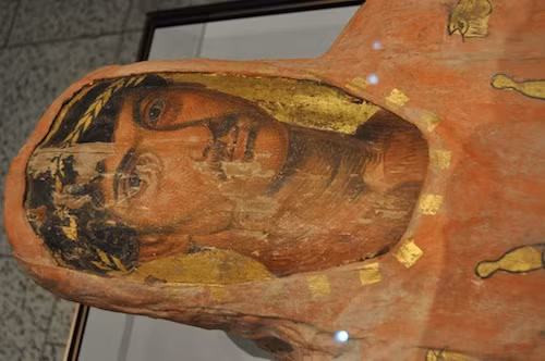 Xác ướp một con cò quăng - loài chim lội nước có chiếc mỏ khoằm thuôn dài được đặt lên bụng Herakleides. Đối với người Ai Cập, xác ướp cò quăng có nghĩa như một món đồ dùng để tạ ơn các vị thần. Tuy nhiên, trong trường hợp của Herakleides, cò quăng được ướp xác và chôn cất cùng được đánh giá là vô cùng khác thường và hiếm gặp.